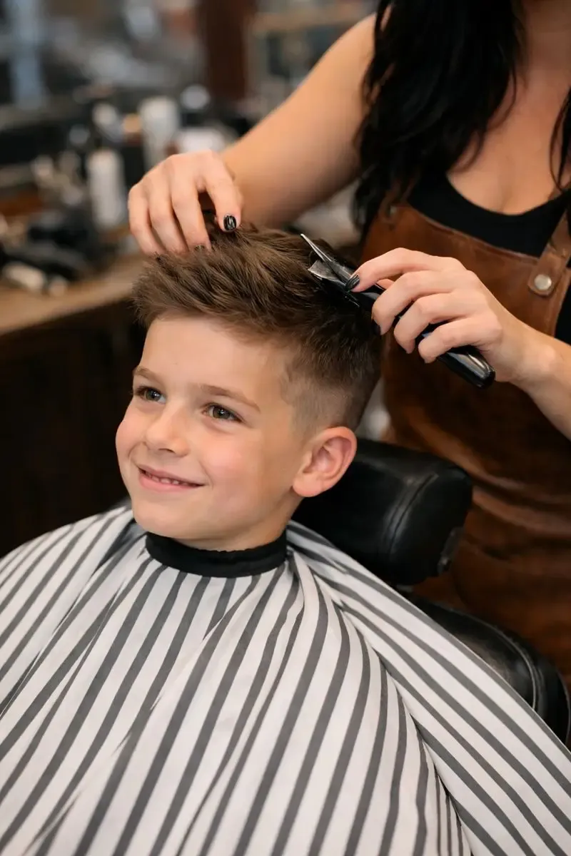 Kapper knipt een kind