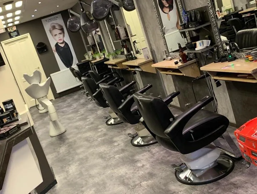 Werkplek met kappersstoelen in Kapsalon Wiggers